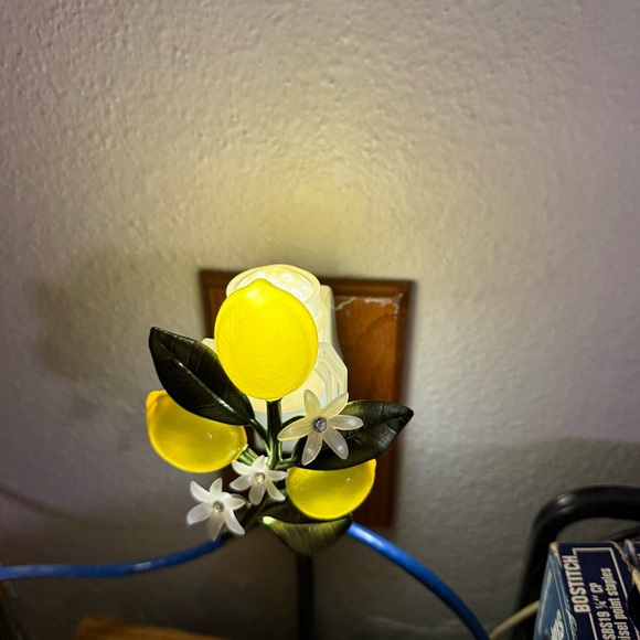 Bath & Body Works Lemon Floral Wallflower - Picture 2 of 3